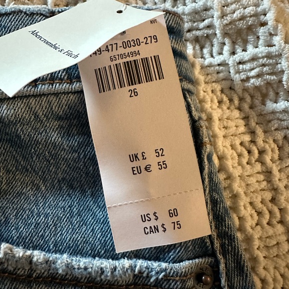 Abercrombie and Fitch. The mom short high rise - Picture 2 of 4